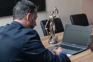 Advogado trabalhando em direito digital